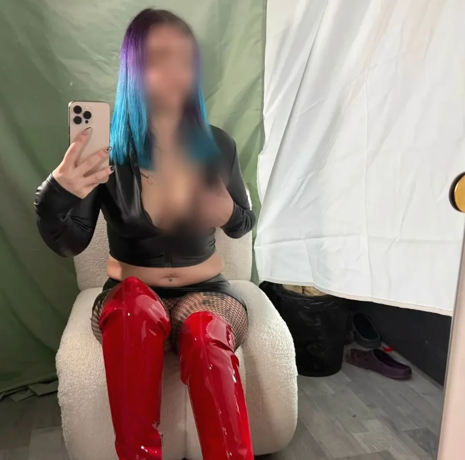 Daniela, 27