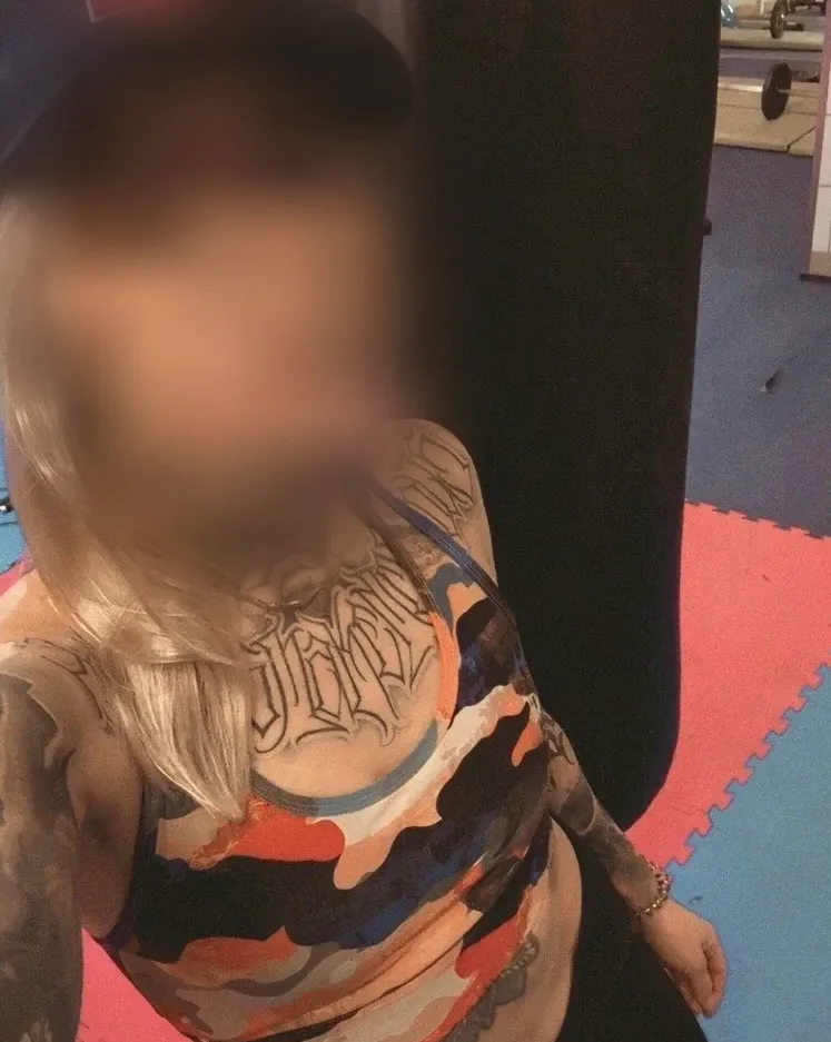Viktoria, 23